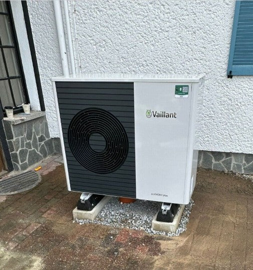 Zwei Betonfundamente für die Installation von Wärmepumpen