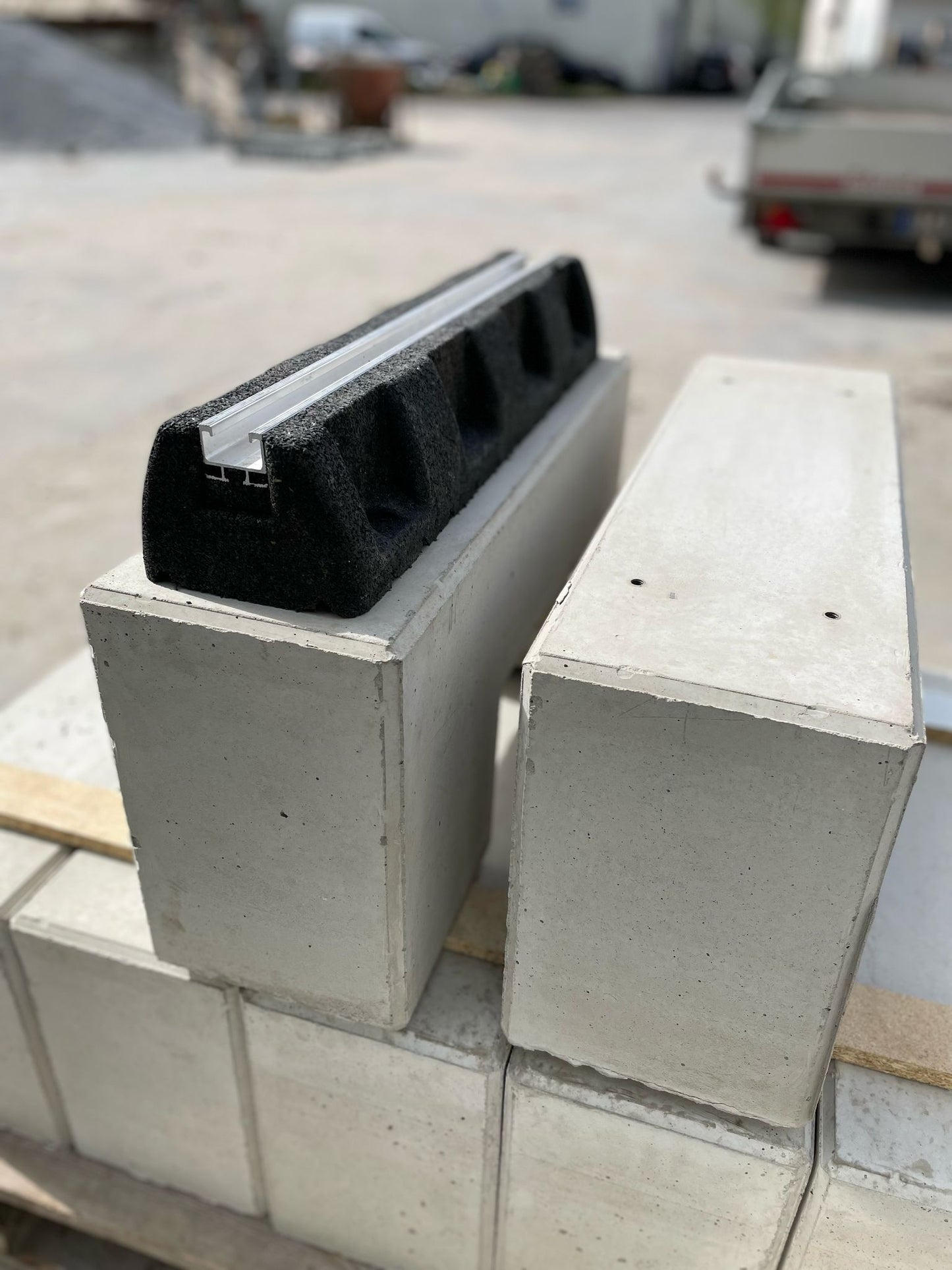 Zwei Betonfundamente für die Installation von Wärmepumpen
