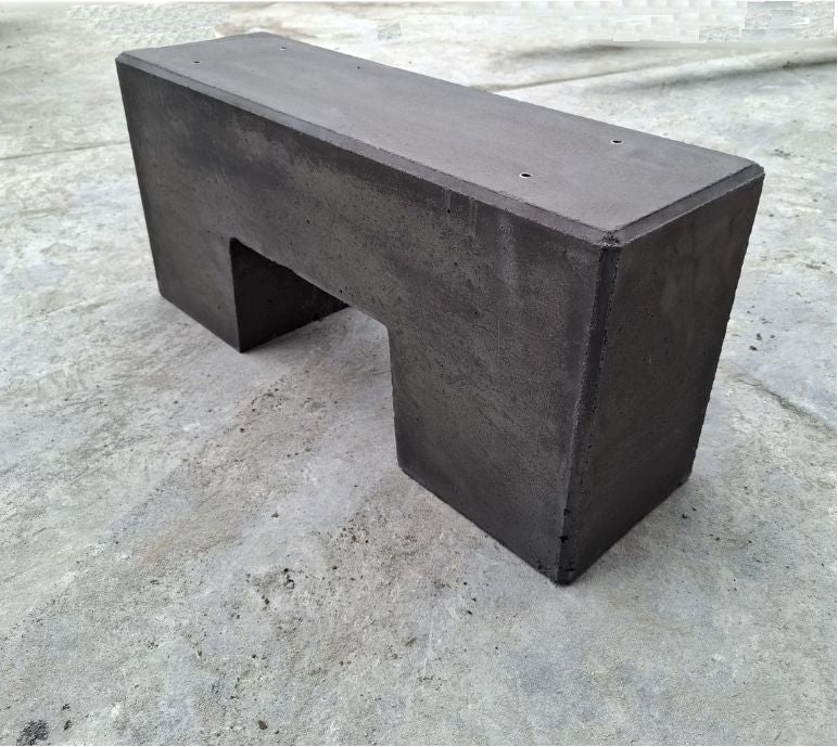 Zwei Betonfundamente für die Installation von Wärmepumpen