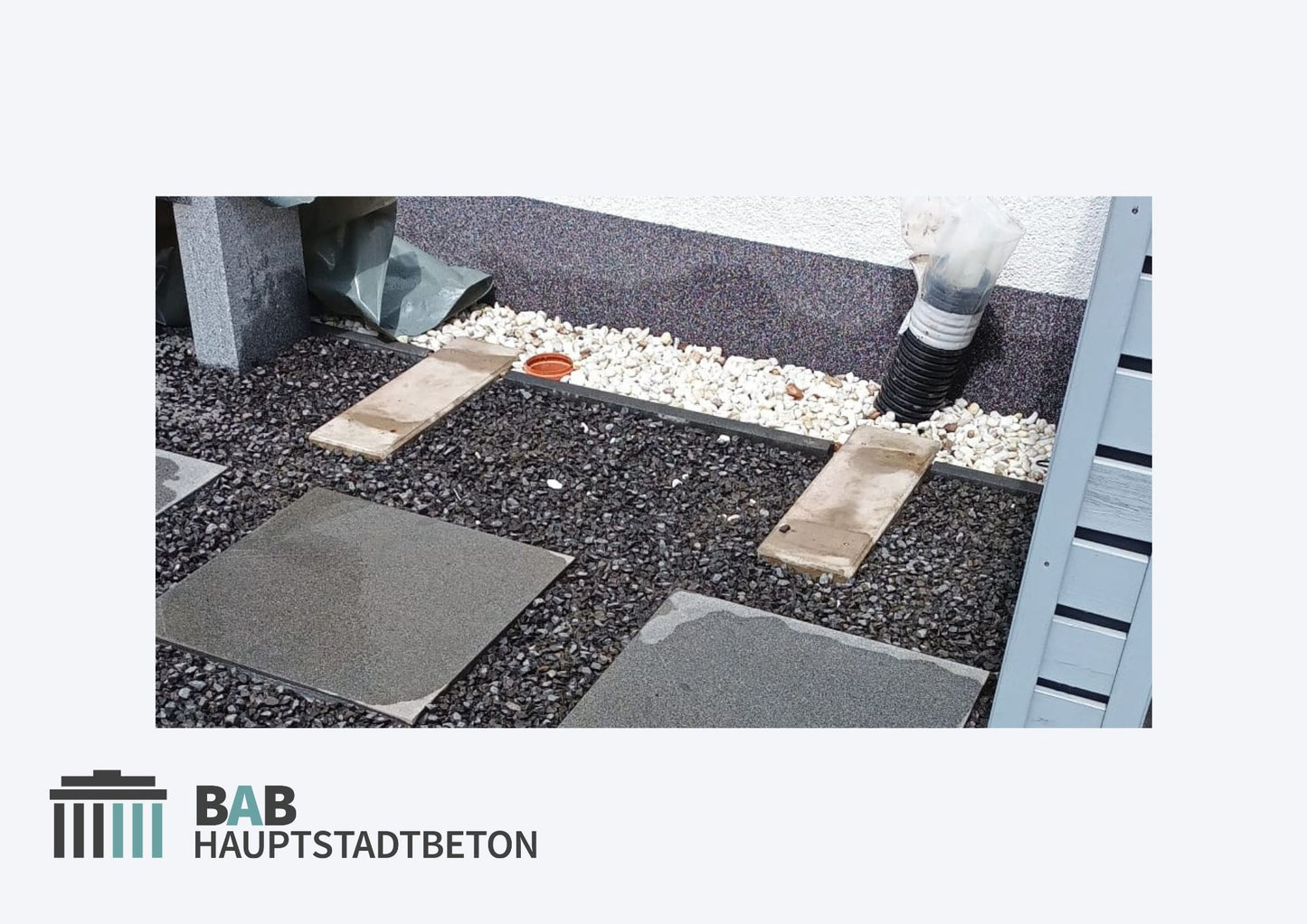 Zwei Betonfundamente für die Installation von Wärmepumpen