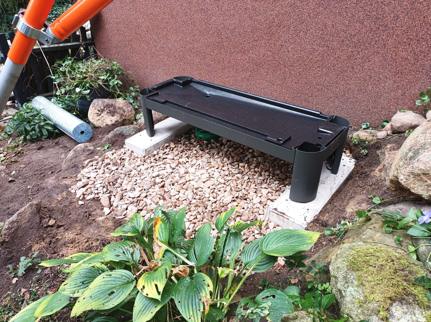 Zwei Betonfundamente für die Installation von Wärmepumpen