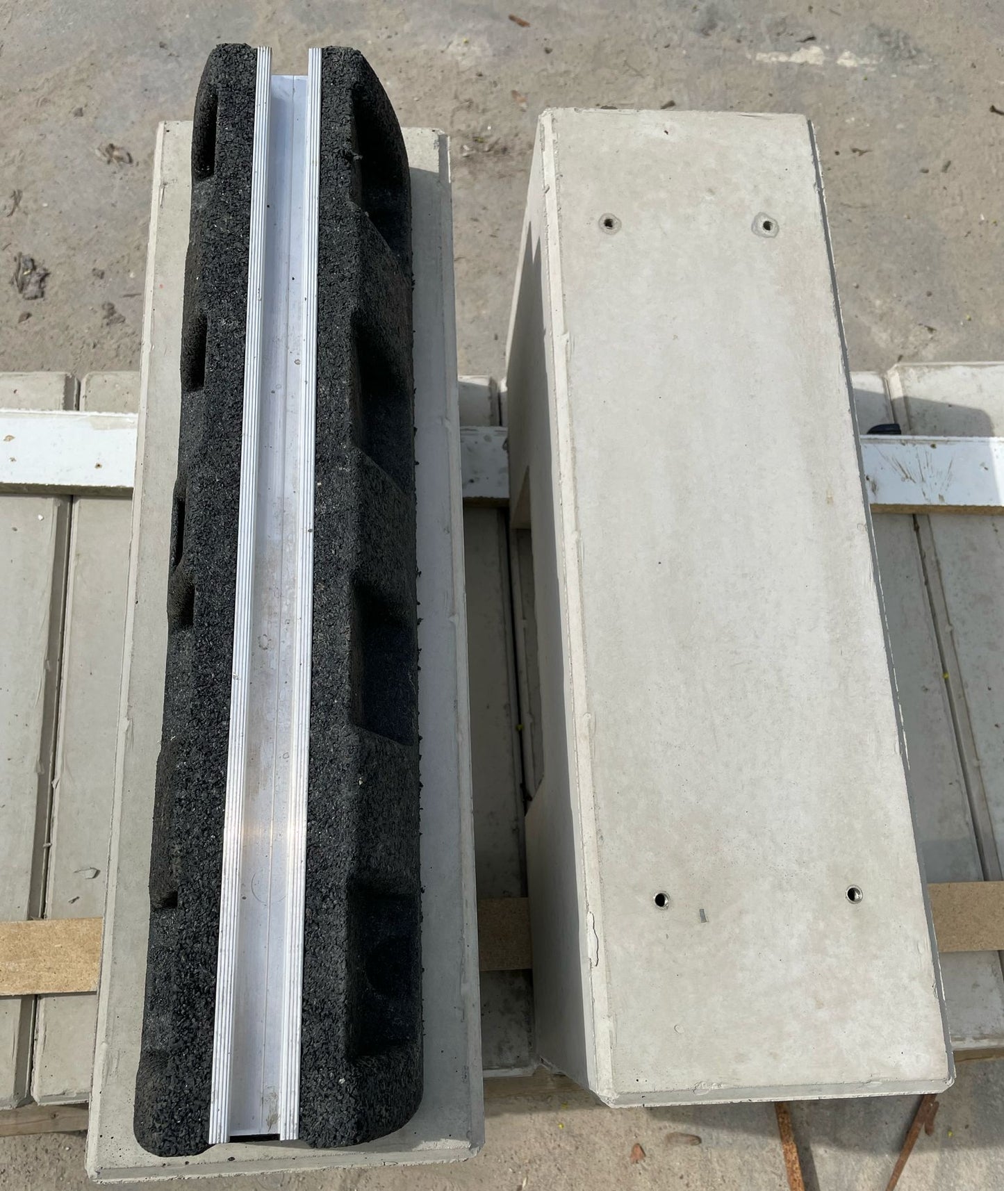 Zwei Betonfundamente für die Installation von Wärmepumpen