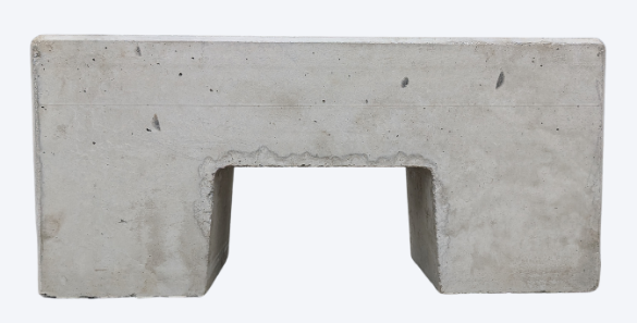 Zwei Betonfundamente für die Installation von Wärmepumpen