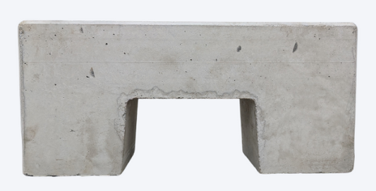 Zwei Betonfundamente für die Installation von Wärmepumpen