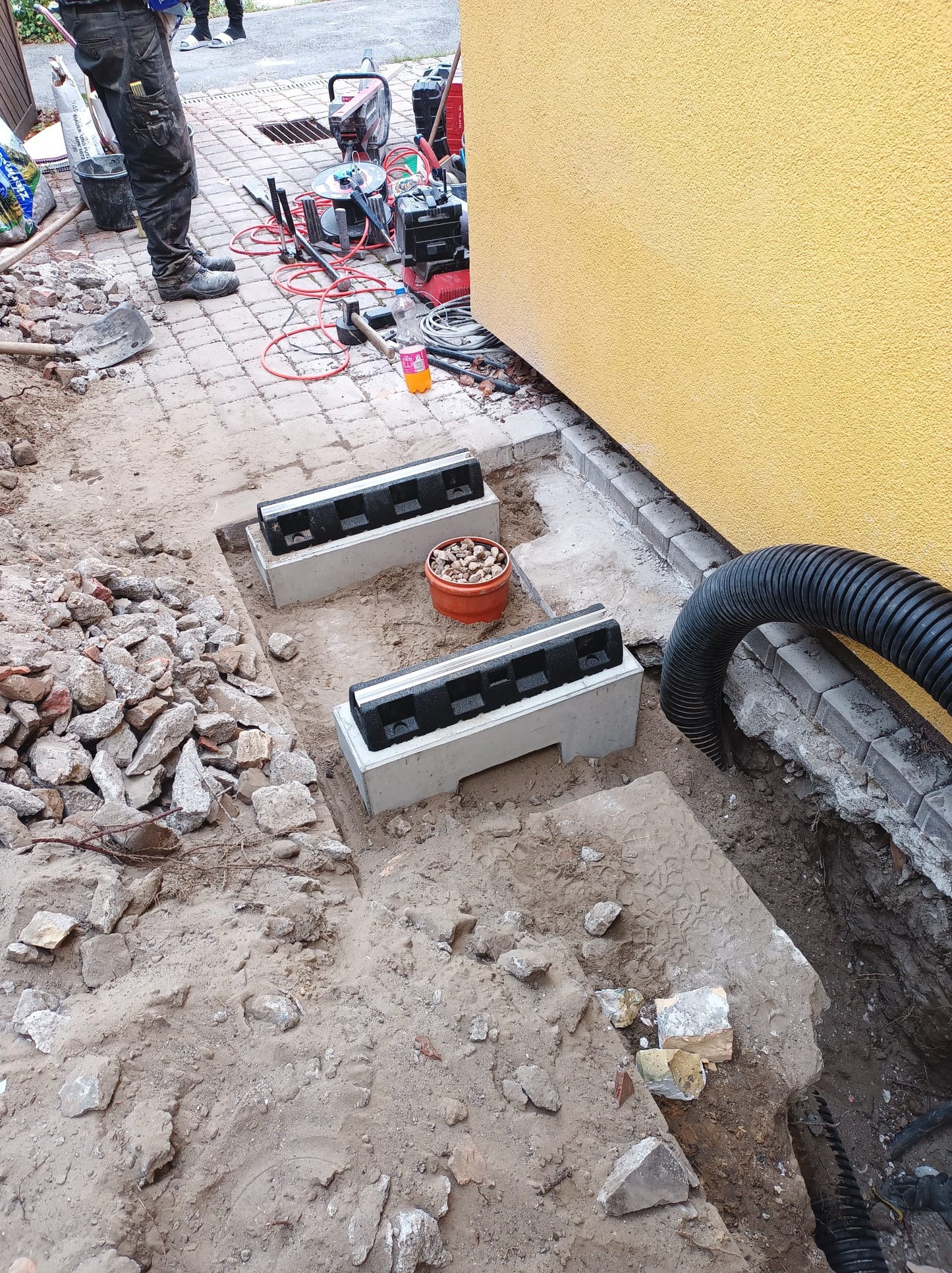 Zwei Betonfundamente für die Installation von Wärmepumpen