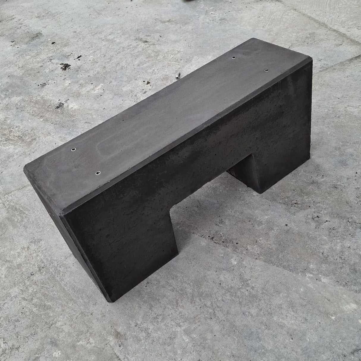 Zwei Betonfundamente für die Installation von Wärmepumpen