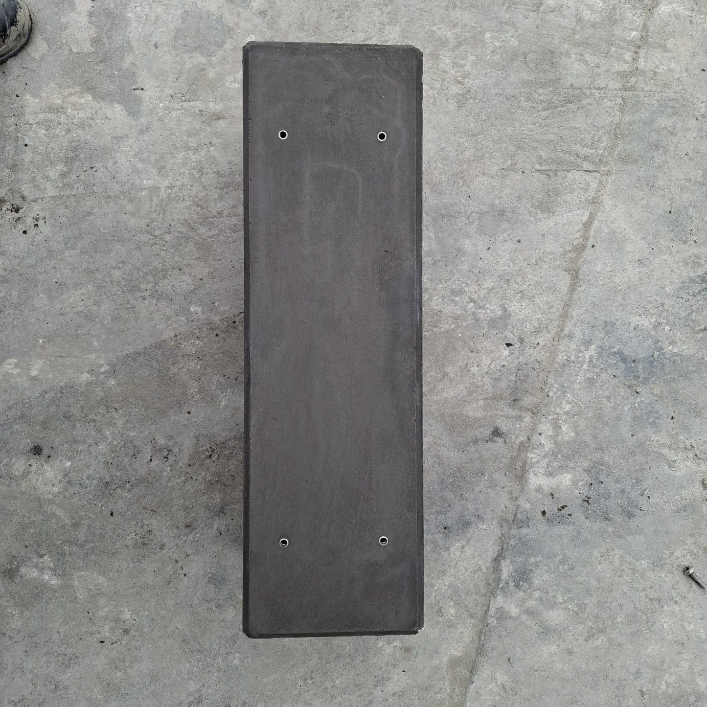 Zwei Betonfundamente für die Installation von Wärmepumpen